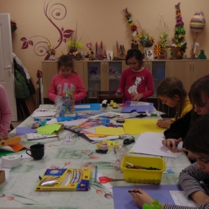 Uczestniczki zajęć podczas rysowania i malowania.