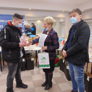 Laureat konkursu odbiera pamiątkowy dyplom wraz z nagrodą