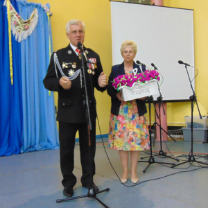 Starosta Częstochowski - Krzysztof Smela oraz Radna Powiatu Częstochowskiego - Danuta Tomza, składają gratulacje