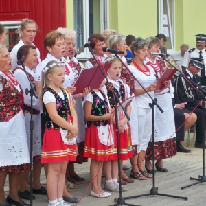 Wystep zespołu "Zalesianki" podczas uroczystego otwarcia Centrum Integracji Wsi w Zalesicach.