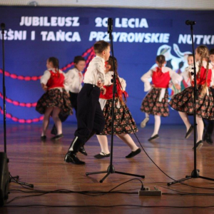 Grupa najmłodsza wykonuje tańce śląskie ( "chodzony", "gołąbek"), podczas jubileuszu zespołu