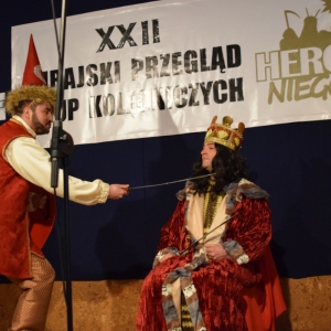Członkowie Grupy Kolędniczej "Herody" - Król i Turek podczas występu.