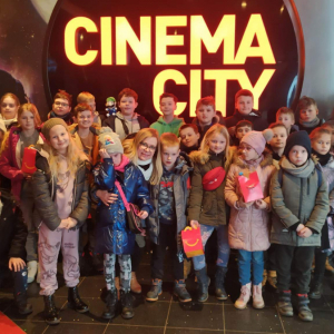 Uczestnicy wycieczki do kina
